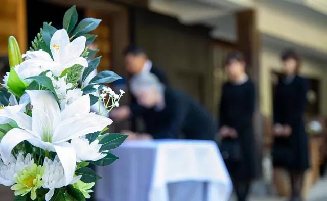 葬儀に参列している様子